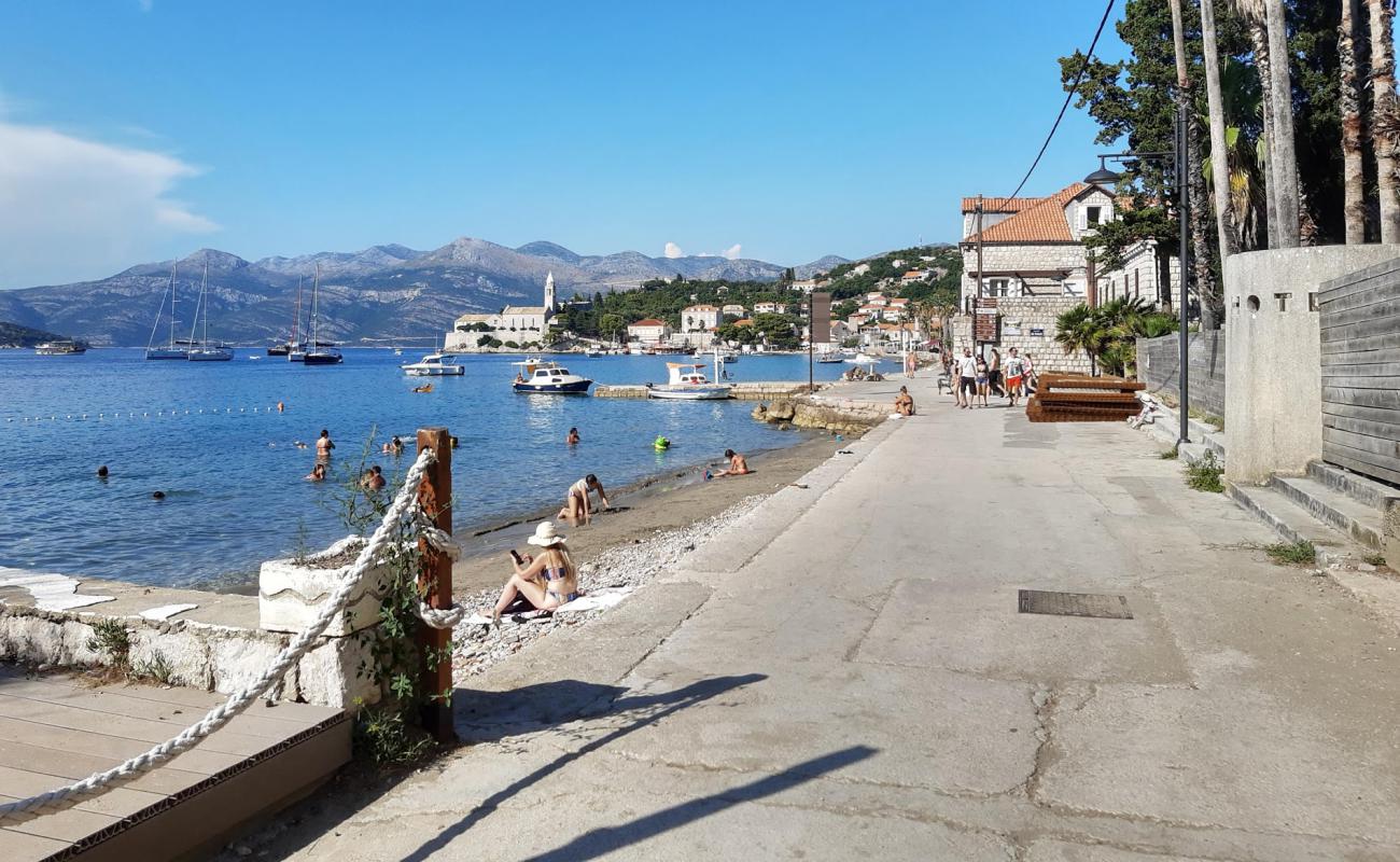 Foto af Otok Sipan med grå sand overflade