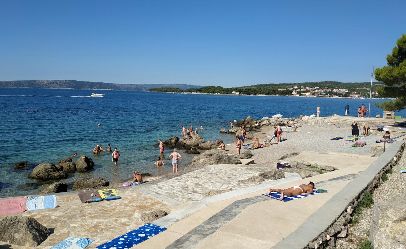 Foto af Koralj Beach med grå fin sten overflade