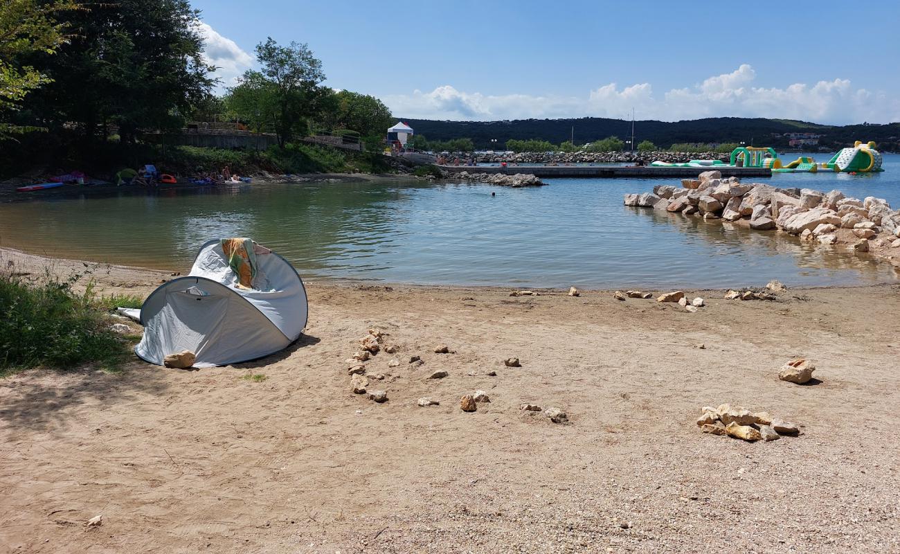 Foto af Soline Bay med lys sand overflade