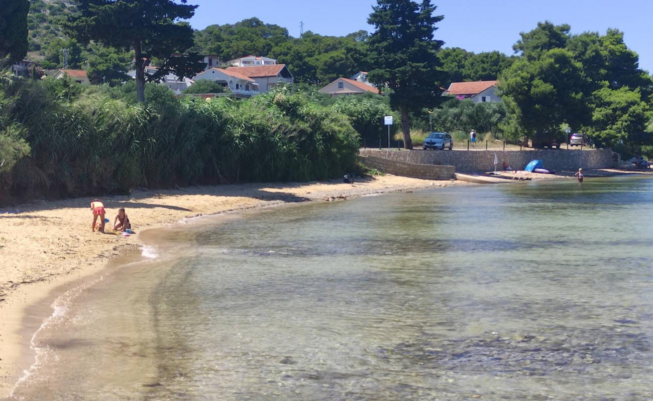 Foto af Plaza Poljane med lys sand overflade