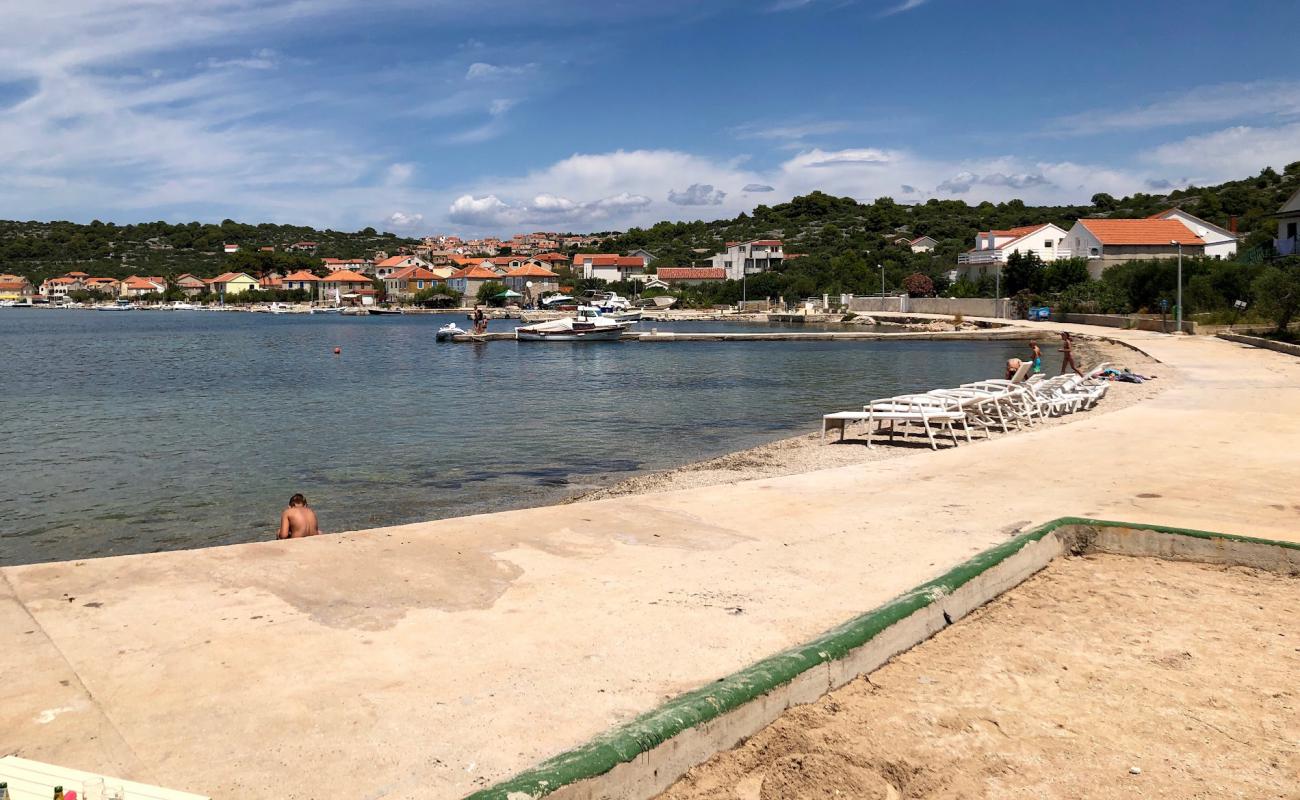 Foto af Polokva Beach med let fin sten overflade