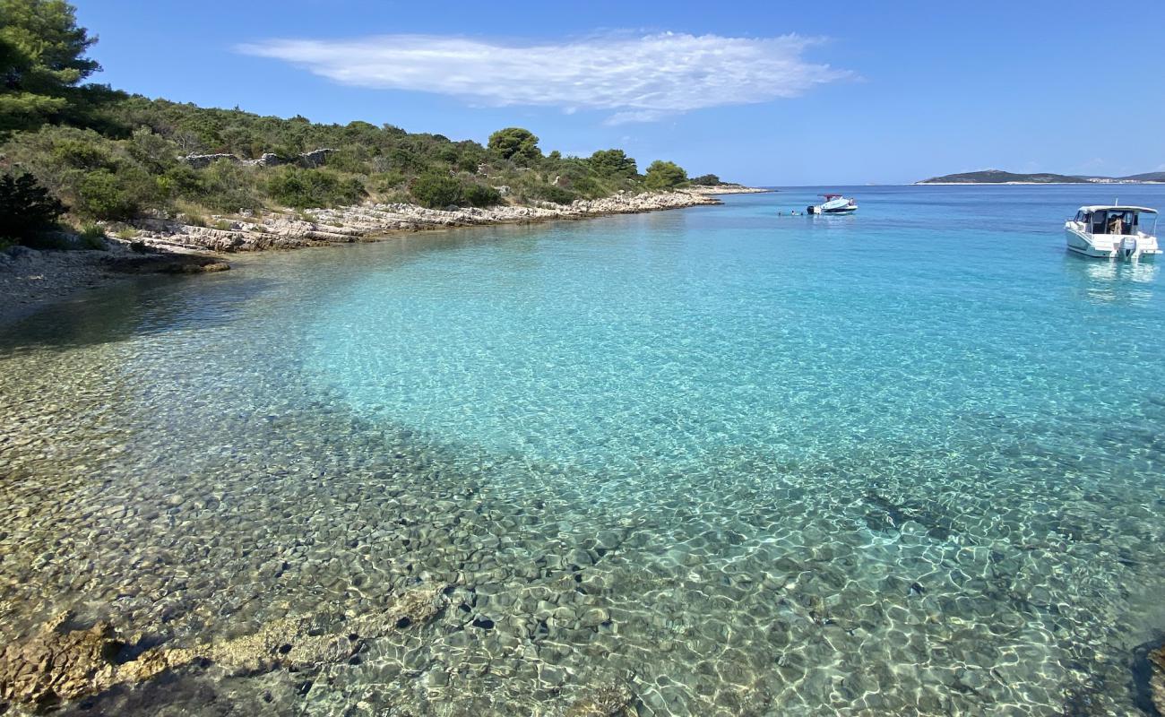 Foto af Mala Rina Beach med sten overflade