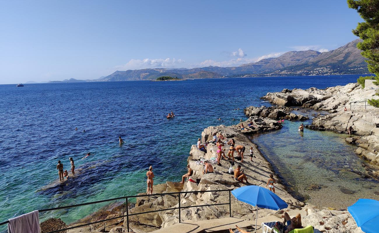 Foto af Beach Kamen Mali med sten overflade