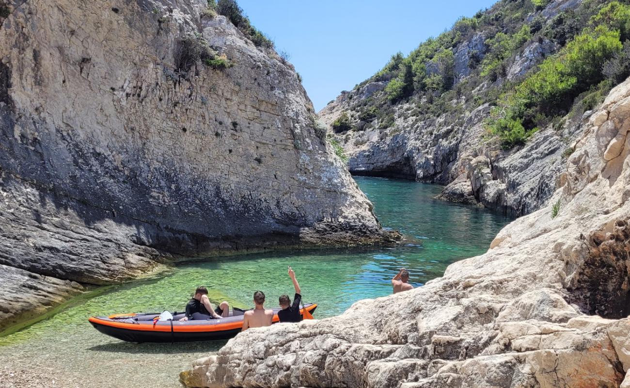 Foto af Mala Pritiscina Beach med let sten overflade