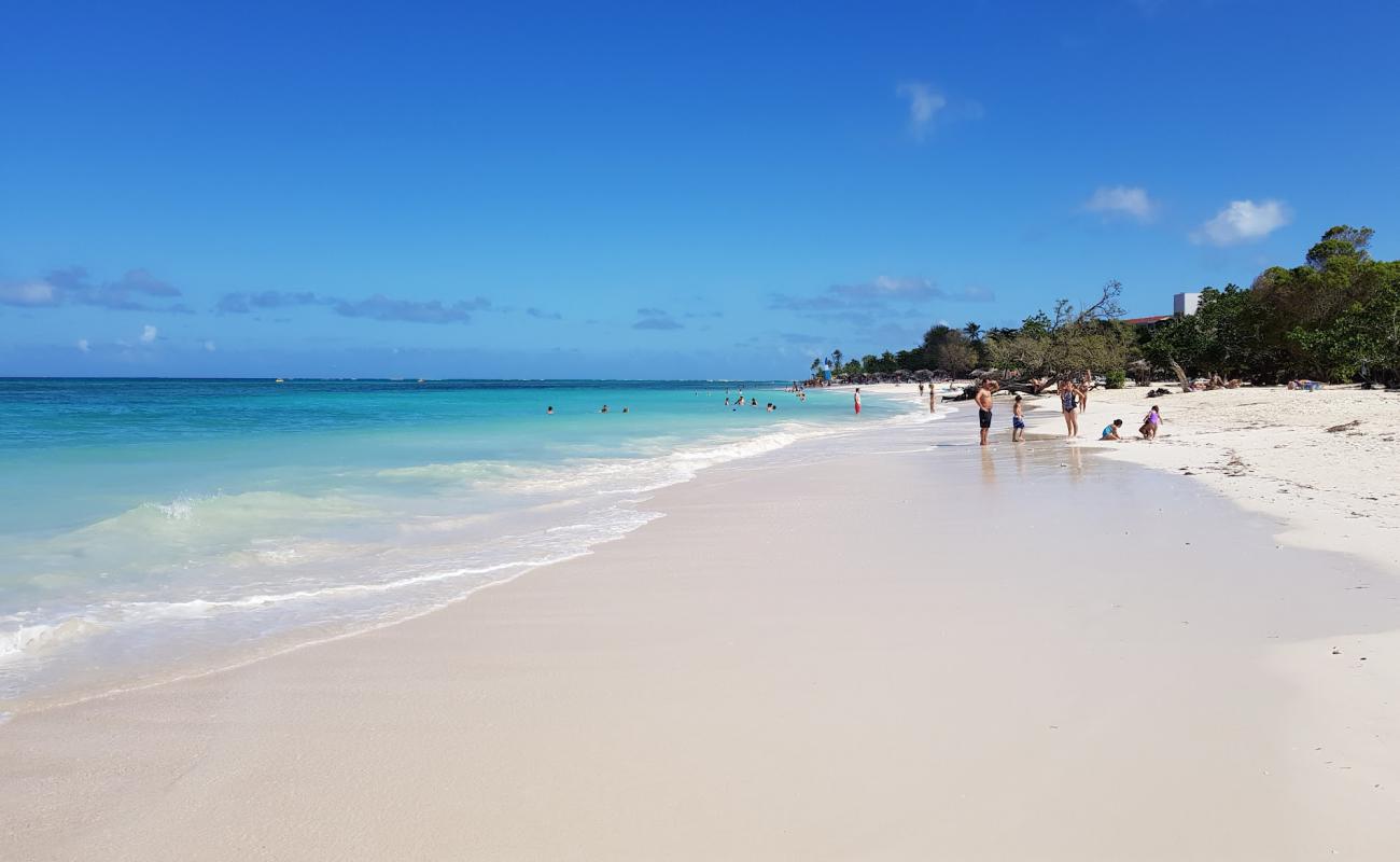 Foto af Guardalavaca Strand med hvidt fint sand overflade