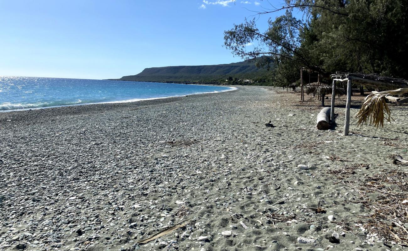 Foto af Playita Imias med grå sten overflade