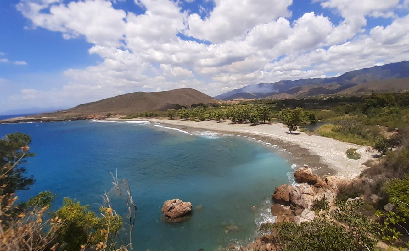 Foto af Playa Damajayabo med gråt sand og småsten overflade