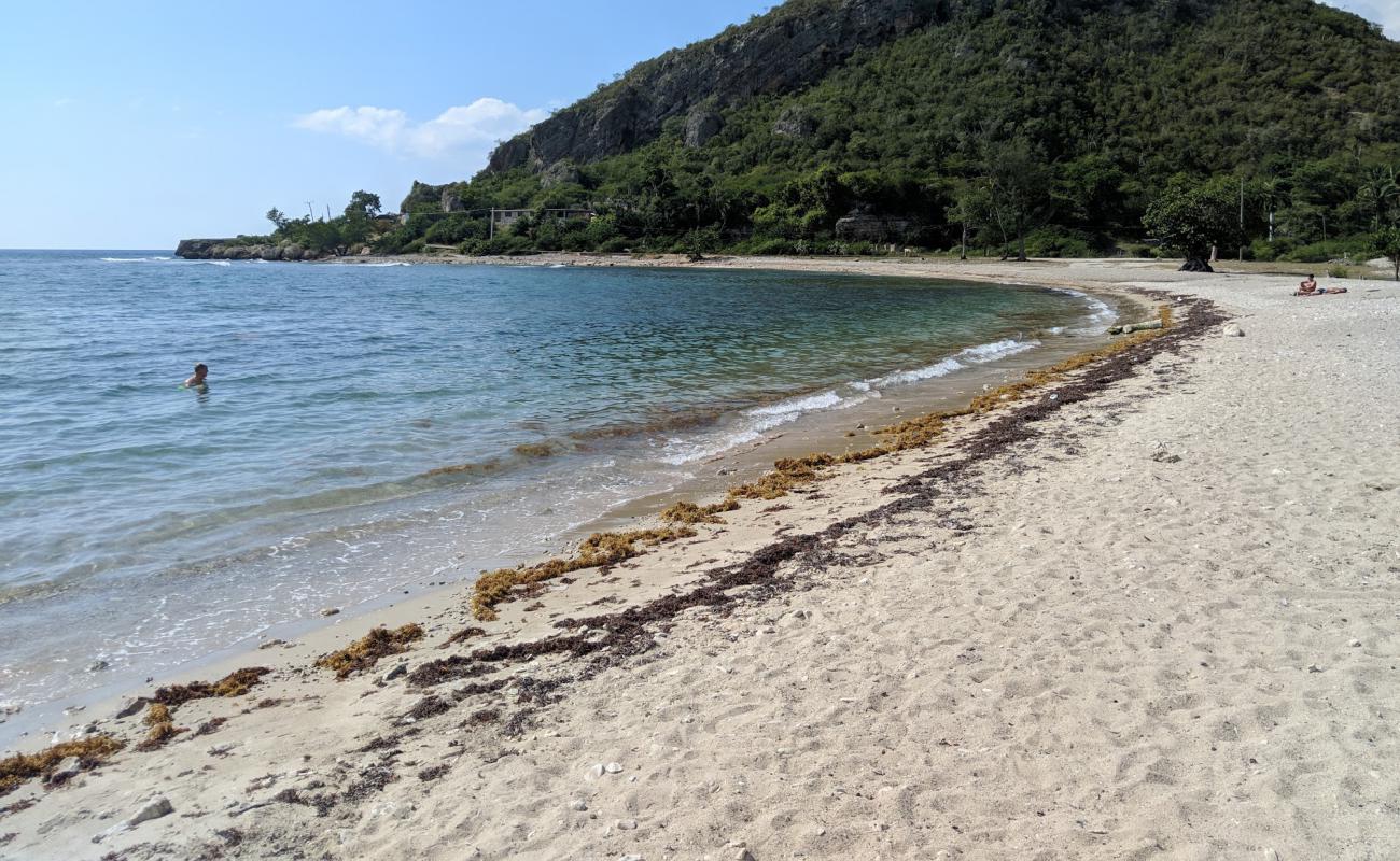 Foto af Playa Juragua med lys fint sand overflade