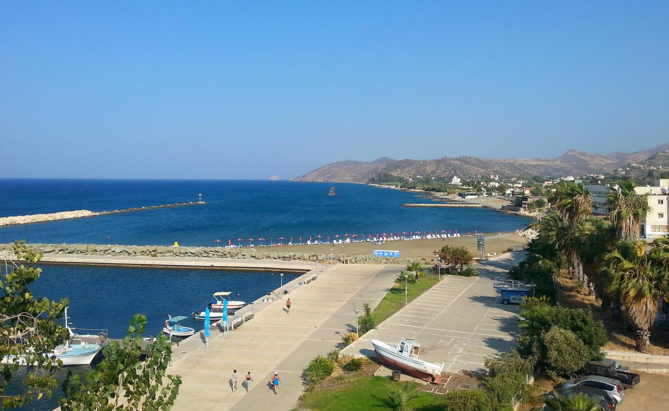 Foto af Kato Pyrgos beach med grå sand overflade