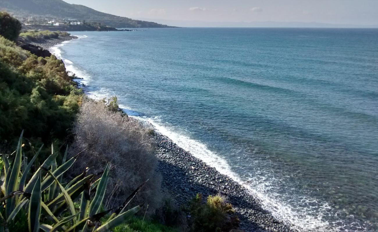 Foto af Akroyiali beach med grå sten overflade