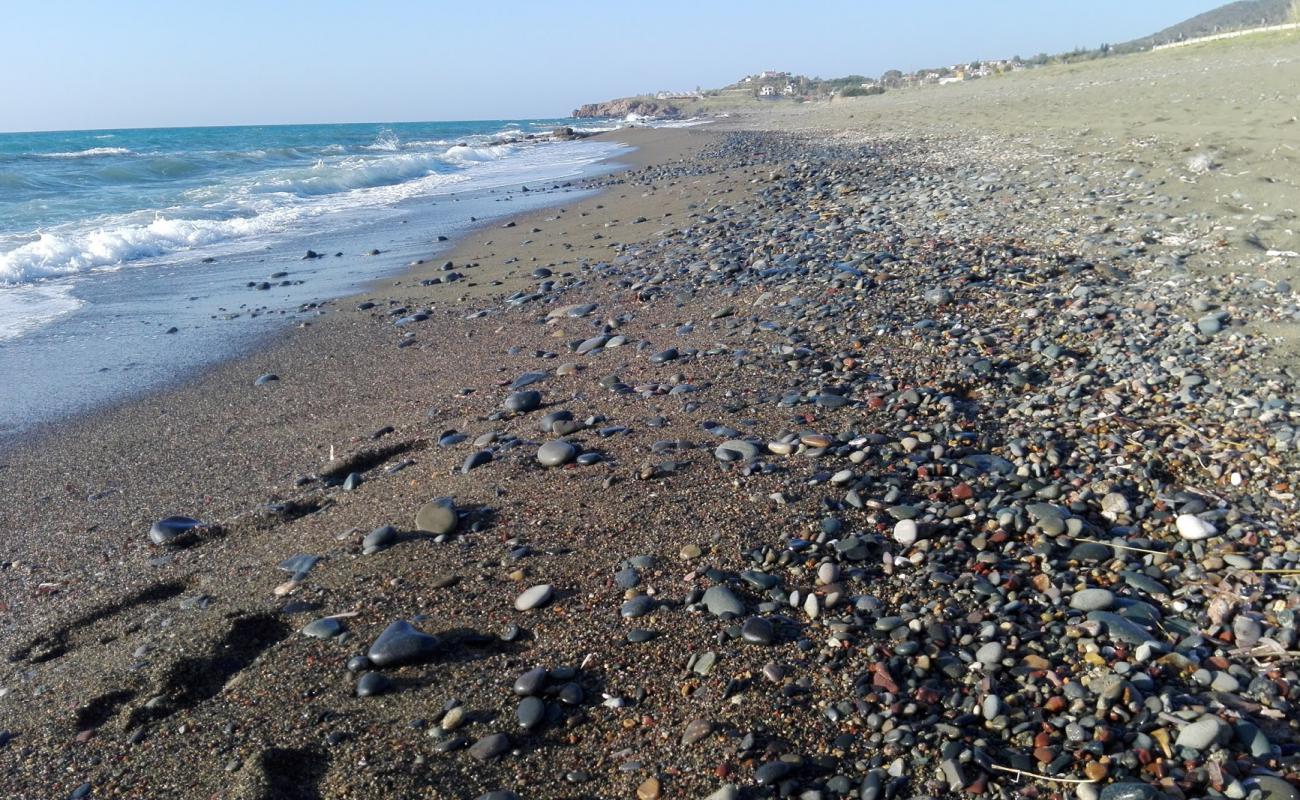 Foto af Sotiroulla beach med sort sand og småsten overflade