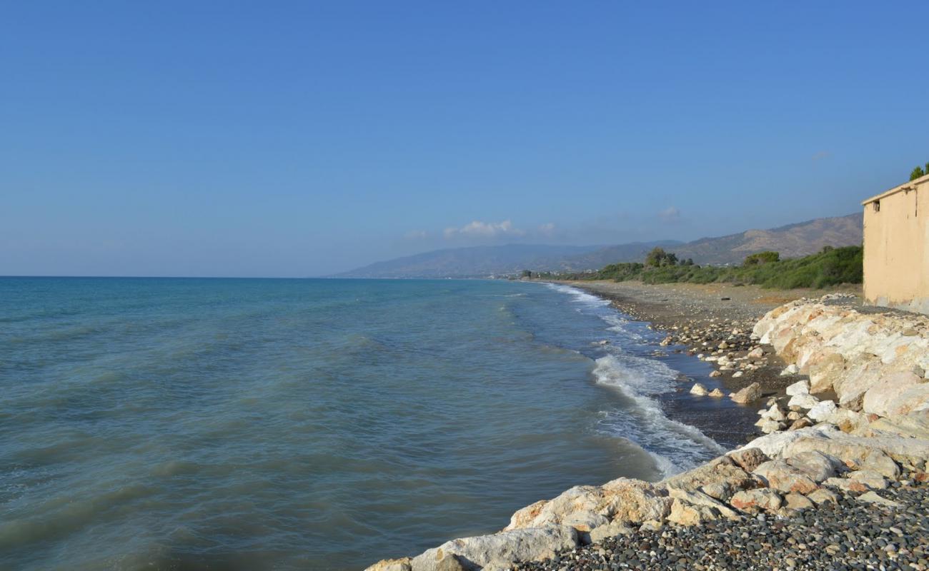 Foto af Mavralis beach med let sand og småsten overflade