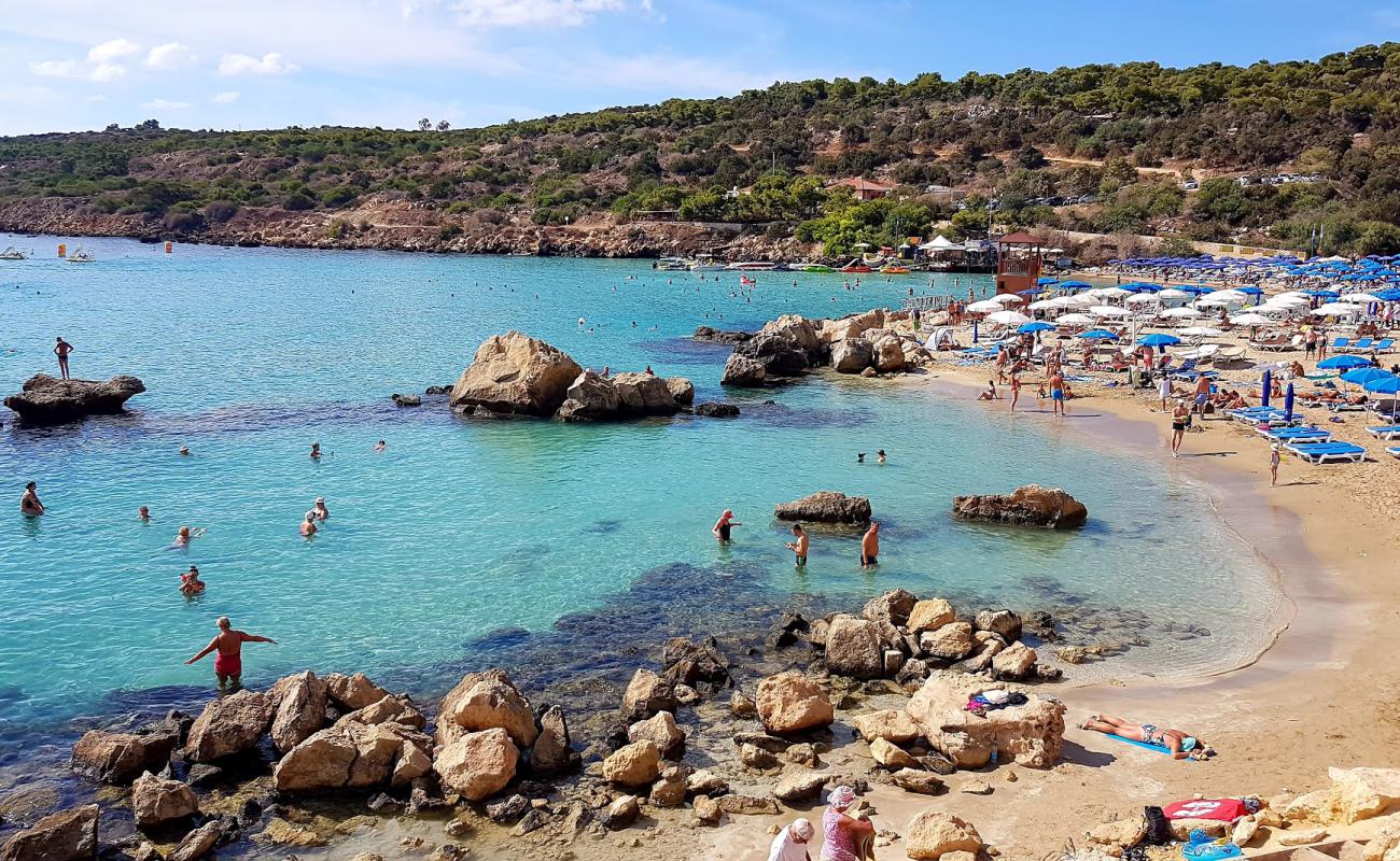 Foto af Konnos Strand med lys fint sand overflade