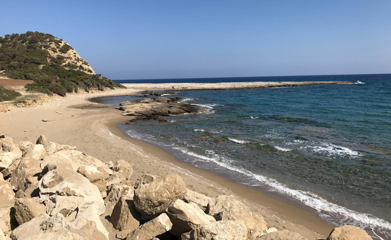 Foto af Nikos beach med lys sand overflade