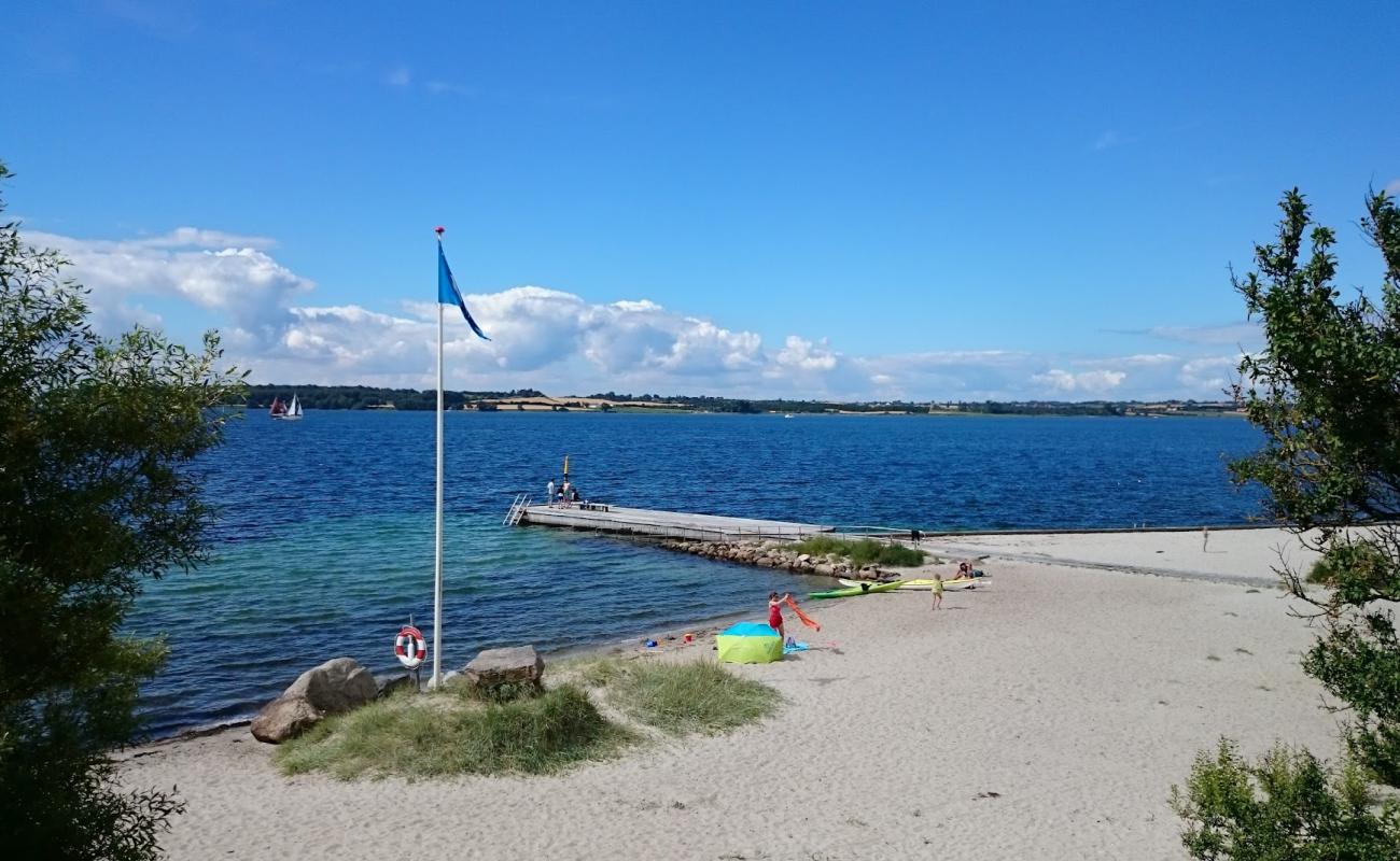 Foto af Klinten Strand med lys sand overflade