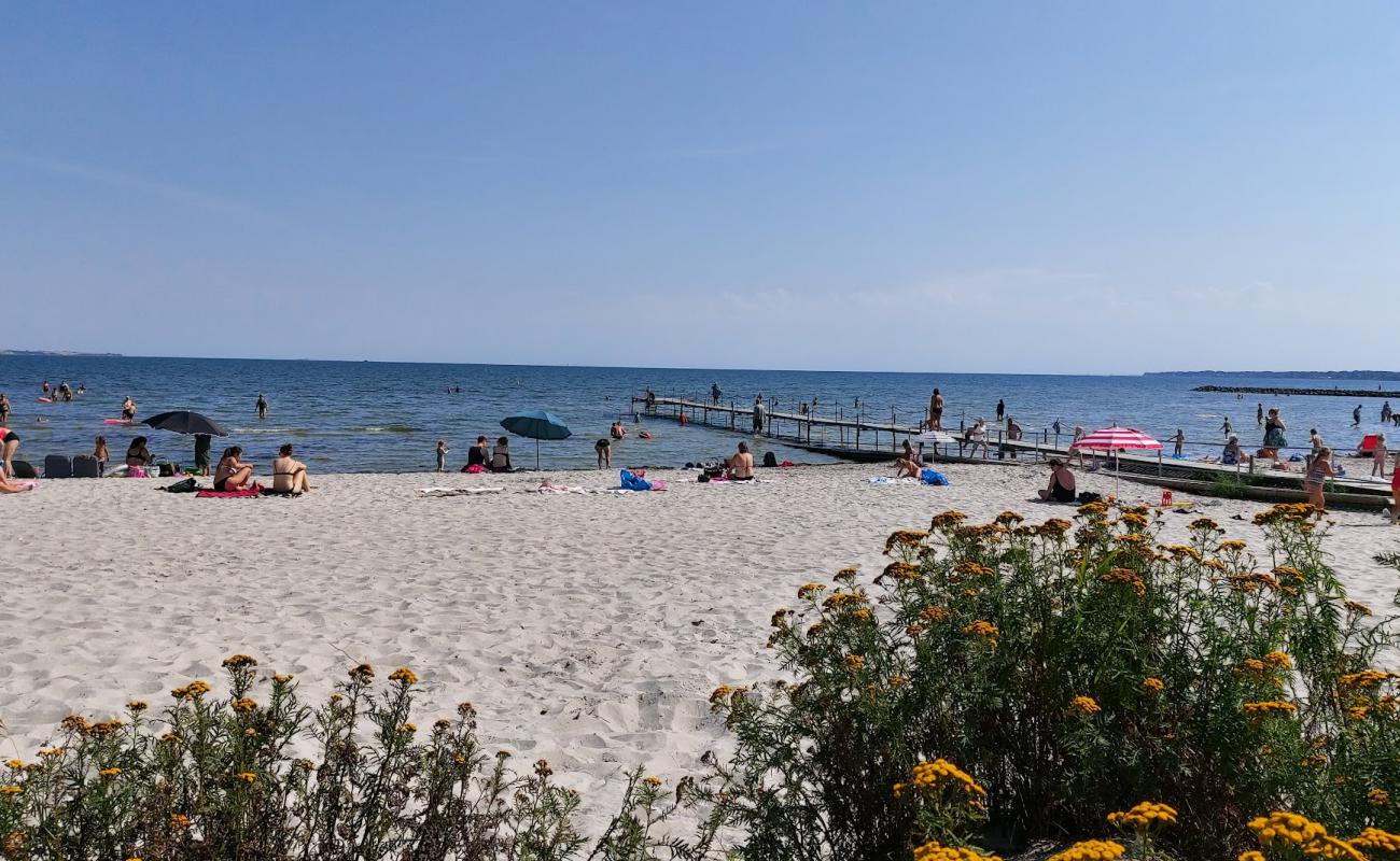 Foto af Niva Strand med lys sand overflade