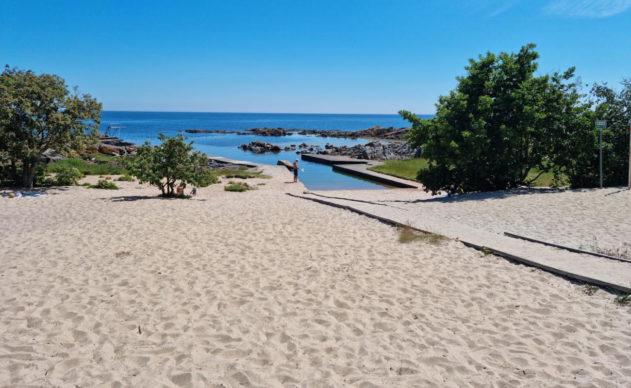 Foto af Svaneke Gamle Fyr Beach med lys sand overflade