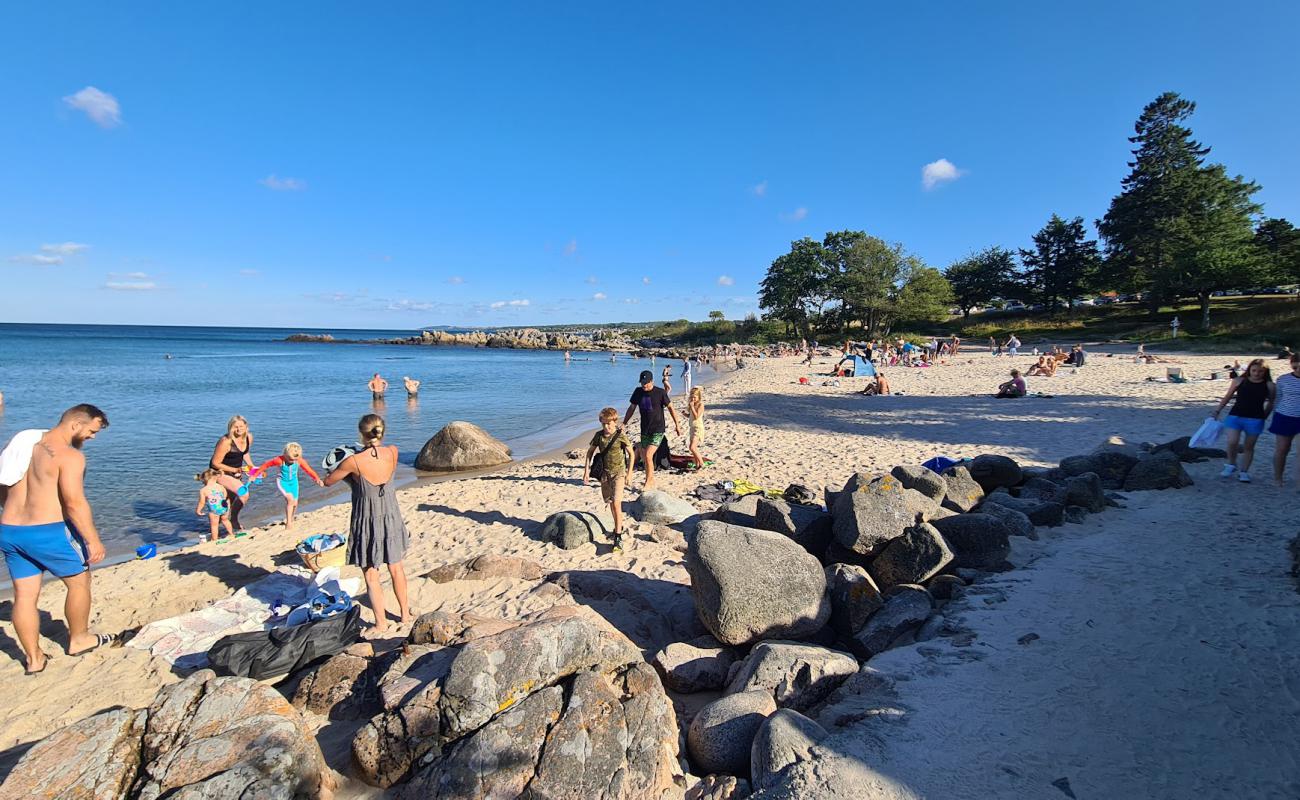 Foto af Sandkas Strand med lys sand overflade