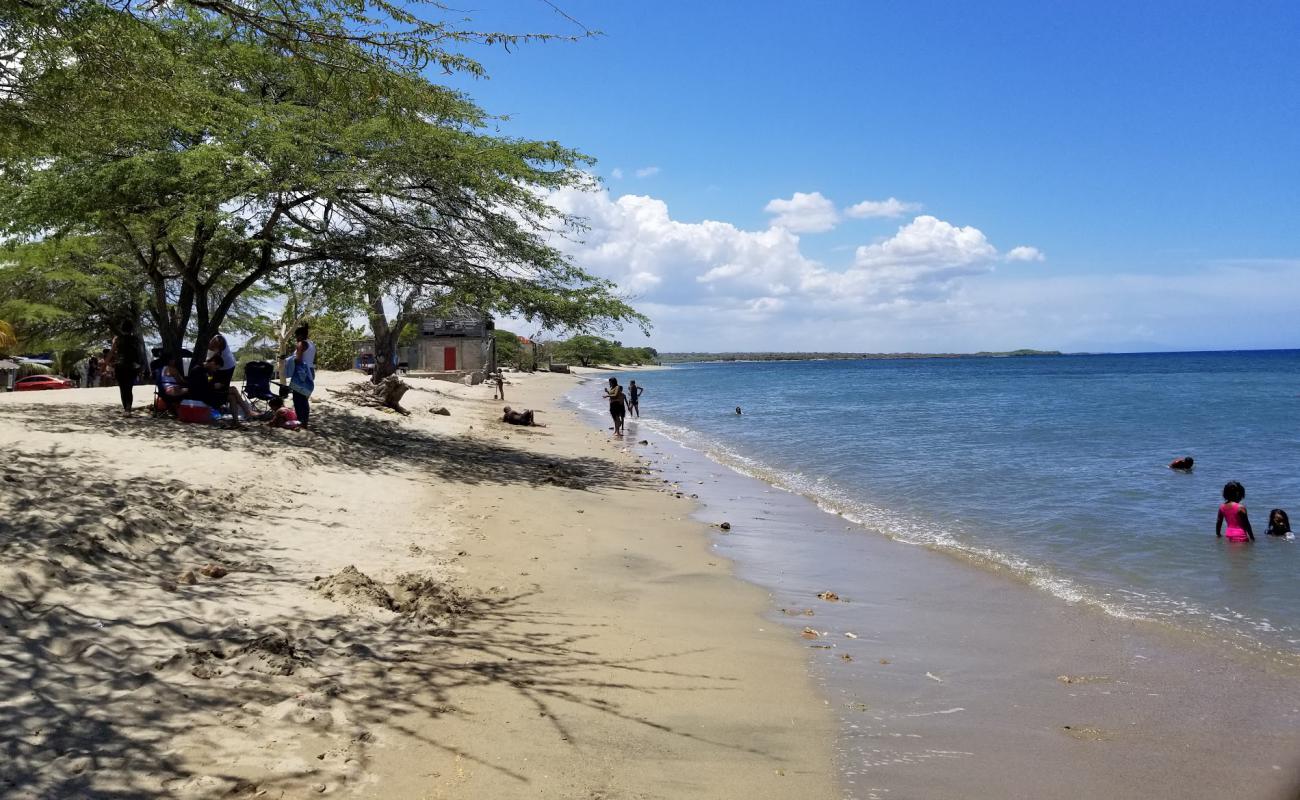 Foto af Playa Los Coquitos med lys sand overflade