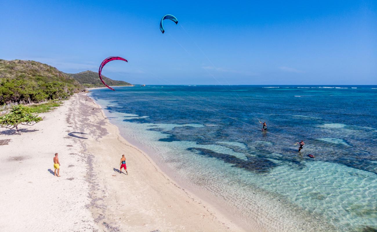 Foto af Playa Buen Hombre med lys sand overflade