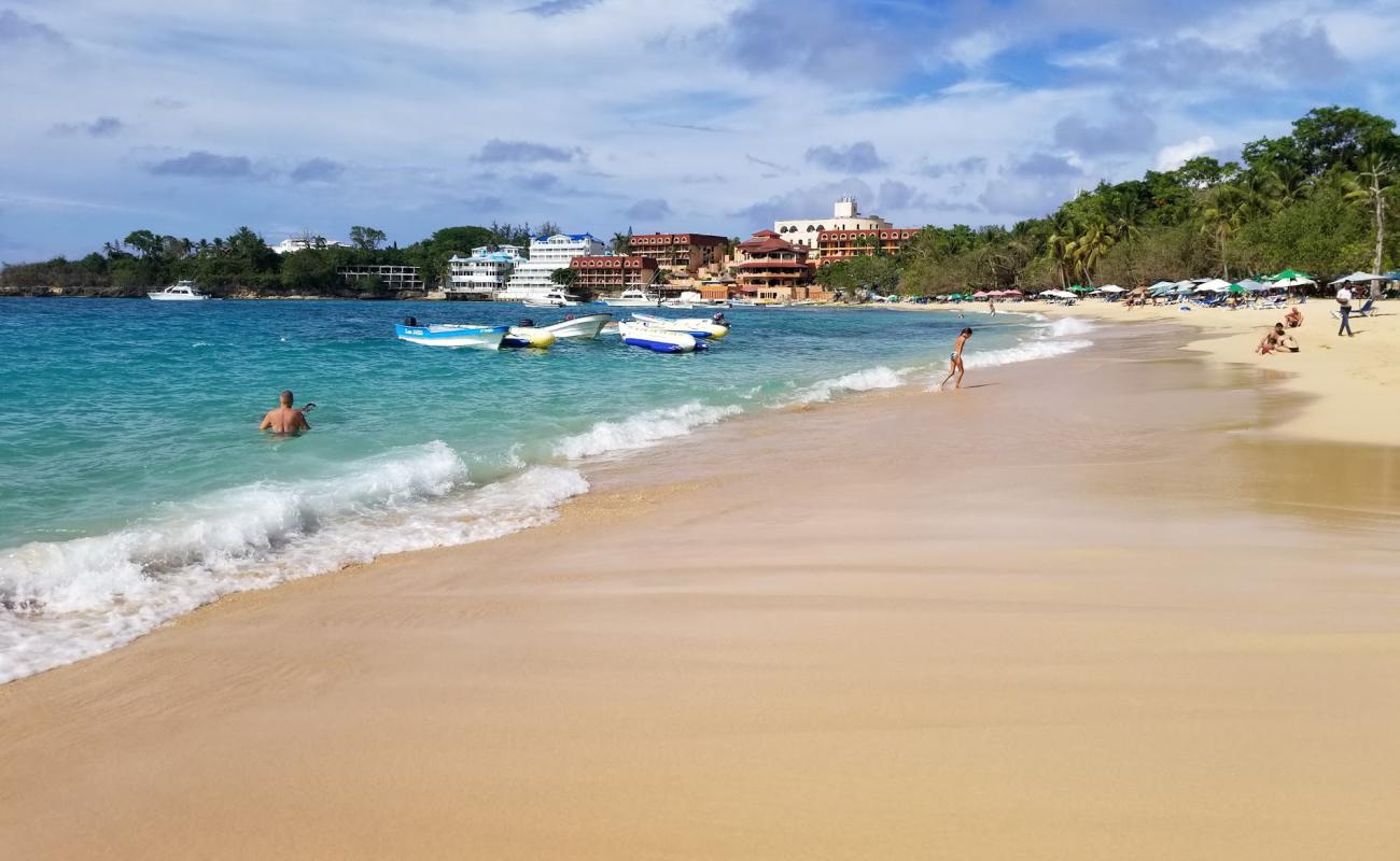 Foto af Sosua Strand med lys fint sand overflade