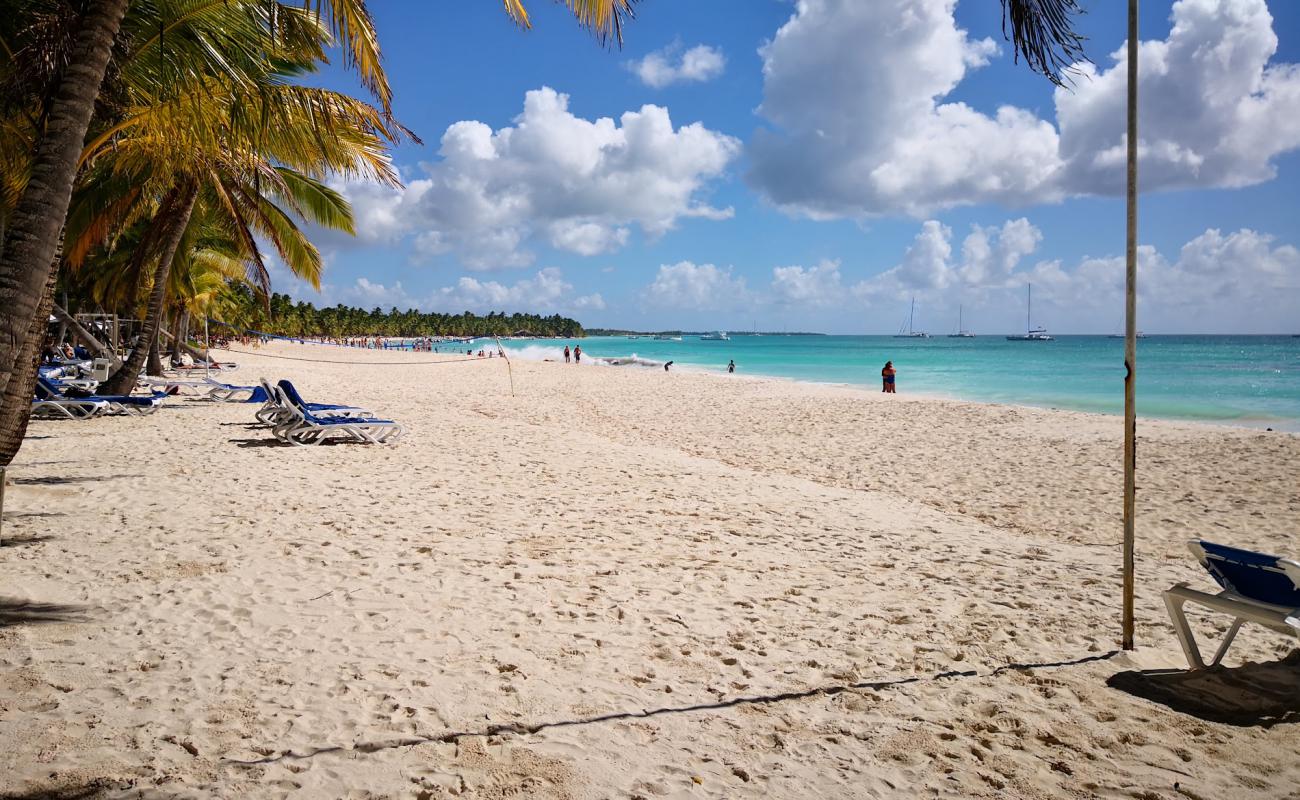 Foto af Bayahibe Strand med lys fint sand overflade