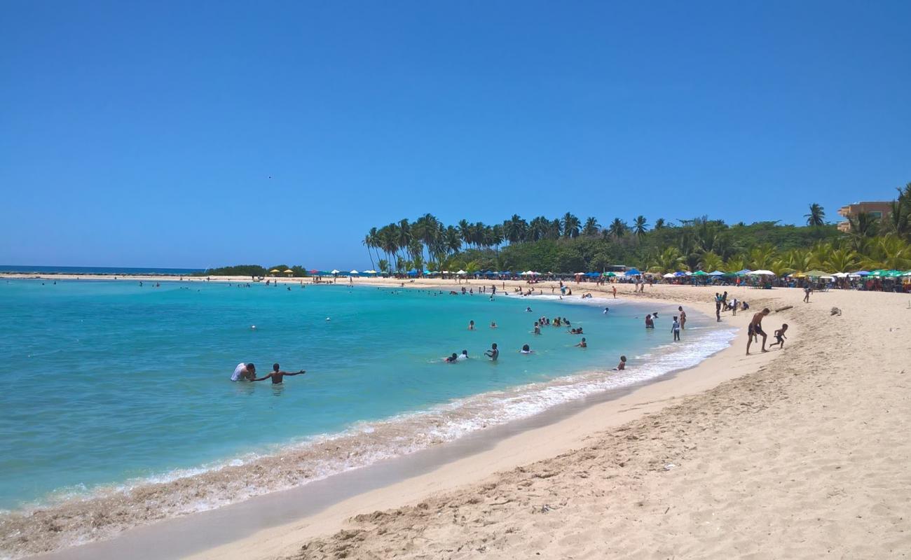 Foto af Juan Dolio Stranden med lys fint sand overflade