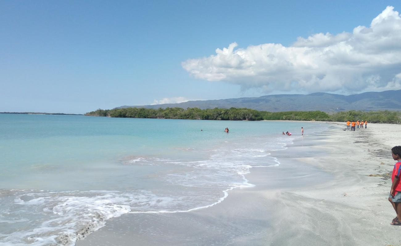 Foto af Los Negros beach med lys fint sand overflade