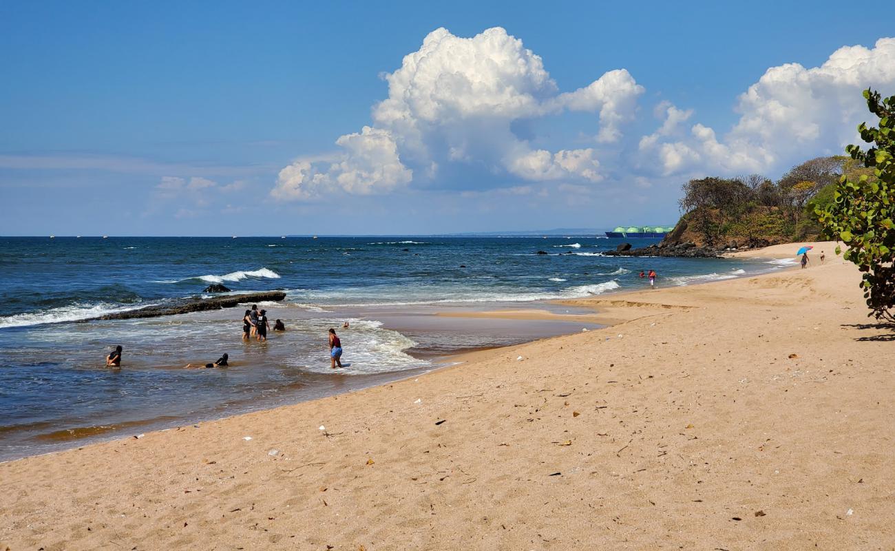 Foto af Los Almendros Beach med lys sand overflade