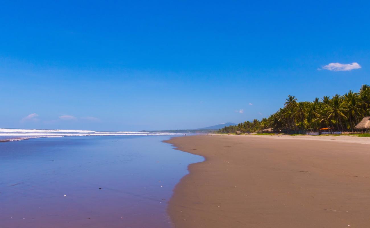 Foto af Los Caracoles beach med grå sand overflade