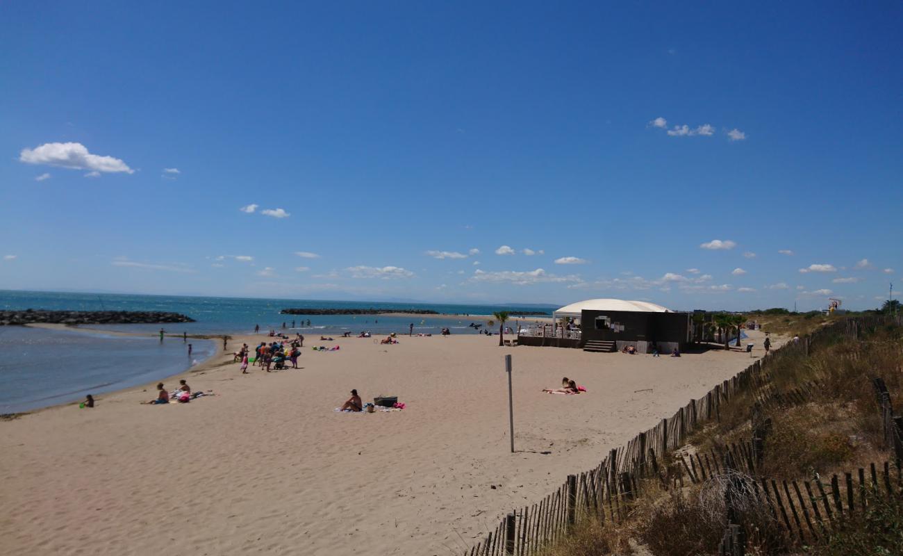 Foto af Vias strand med lys sand overflade