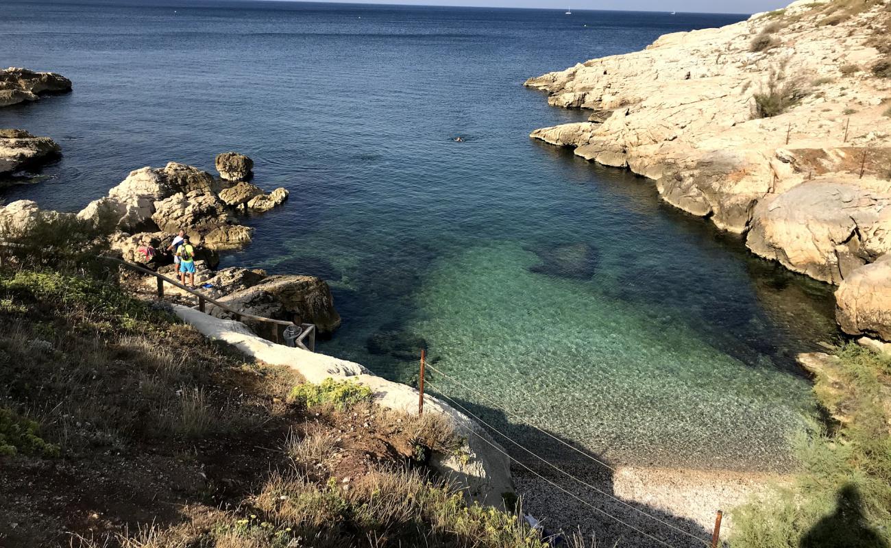 Foto af Anse des Sablettes III med grå sten overflade