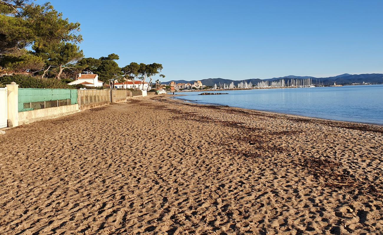 Foto af beach of Pesquiers med lys sand overflade