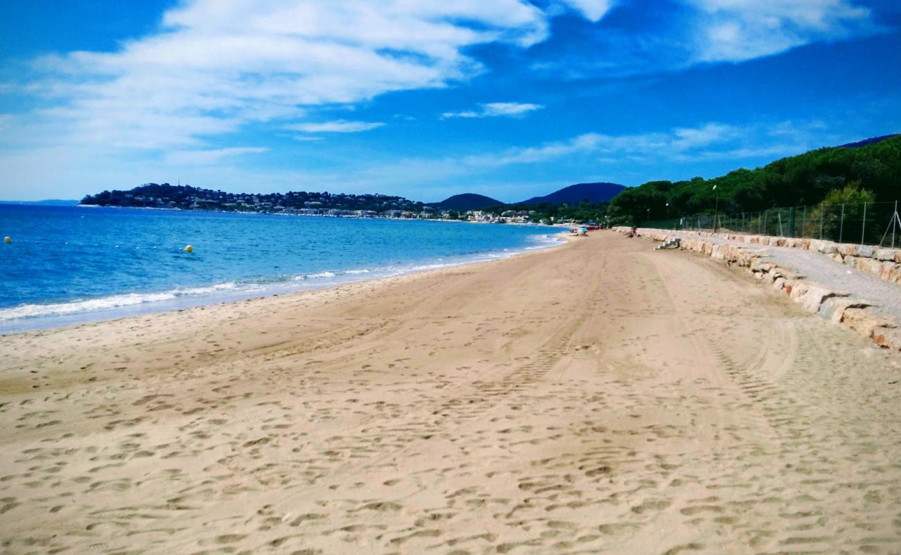 Foto af Plage de Cavalaire-sur-Mer med lys fint sand overflade