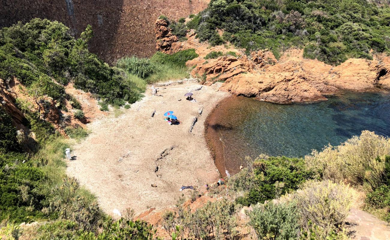 Foto af Petit Caneiret beach med brun sten overflade