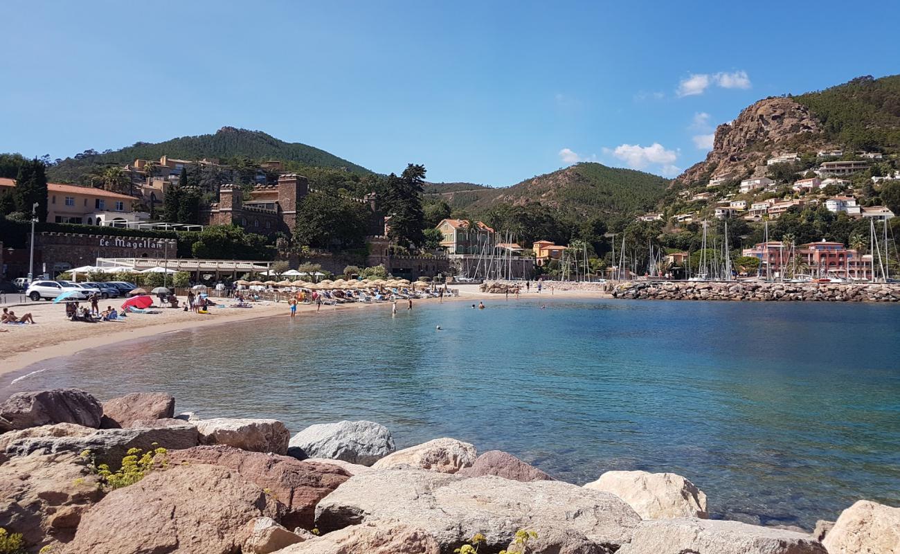 Foto af Chateau Strand med lys fint sand overflade