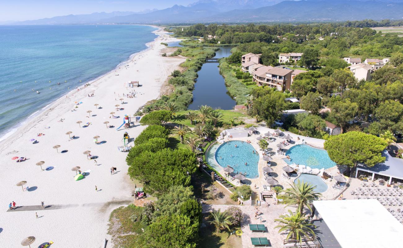 Foto af Plage Arinella Bianca med lys fint sand overflade