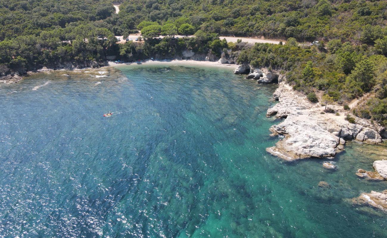 Foto af Fava beach med grå fin sten overflade