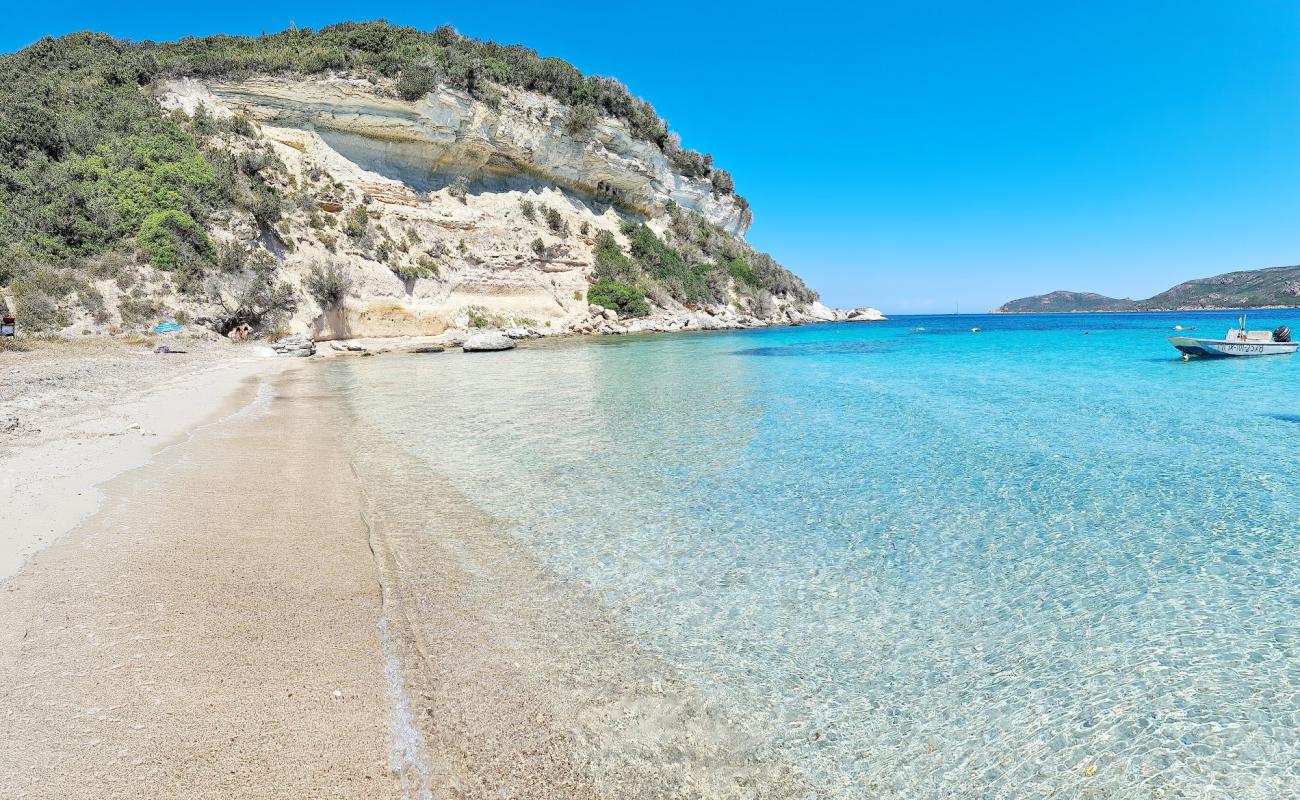 Foto af Canetu beach med lys sand overflade