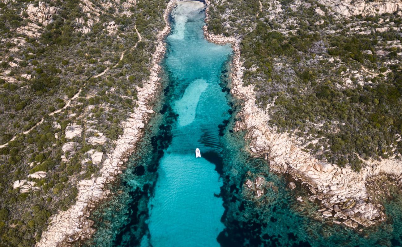 Foto af Cala Longa beach med lys sand overflade