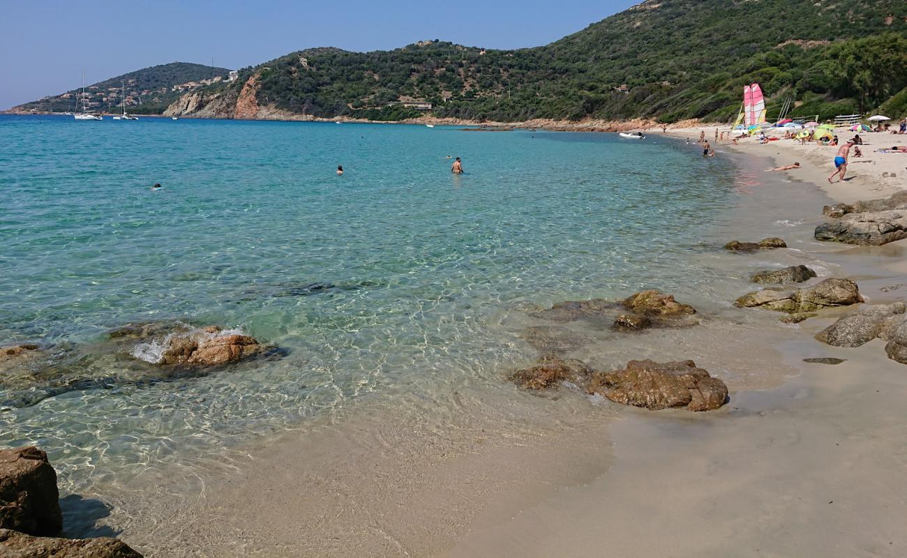 Foto af Menasina Strand med lys fint sand overflade