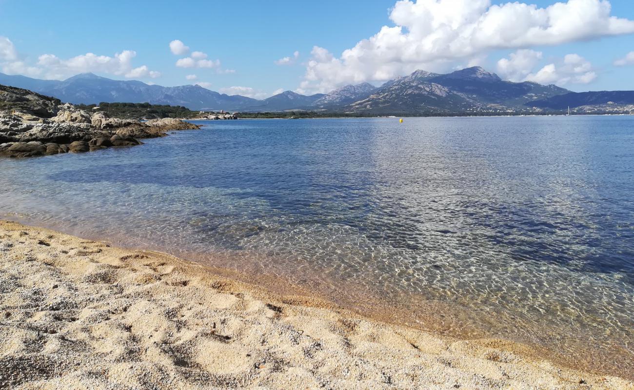 Foto af Arinella beach med lys fint sand overflade