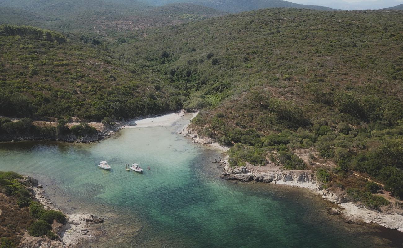 Foto af Malfalcu Cove med grå sand overflade