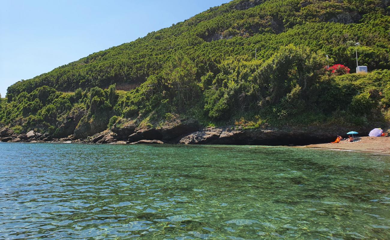 Foto af Sisco beach med gråt sand og småsten overflade