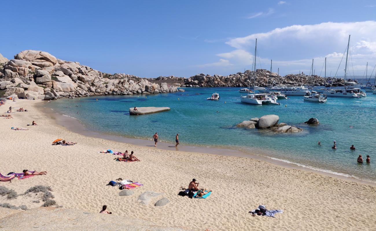 Foto af Stranden Cala Giunco med lys fint sand overflade