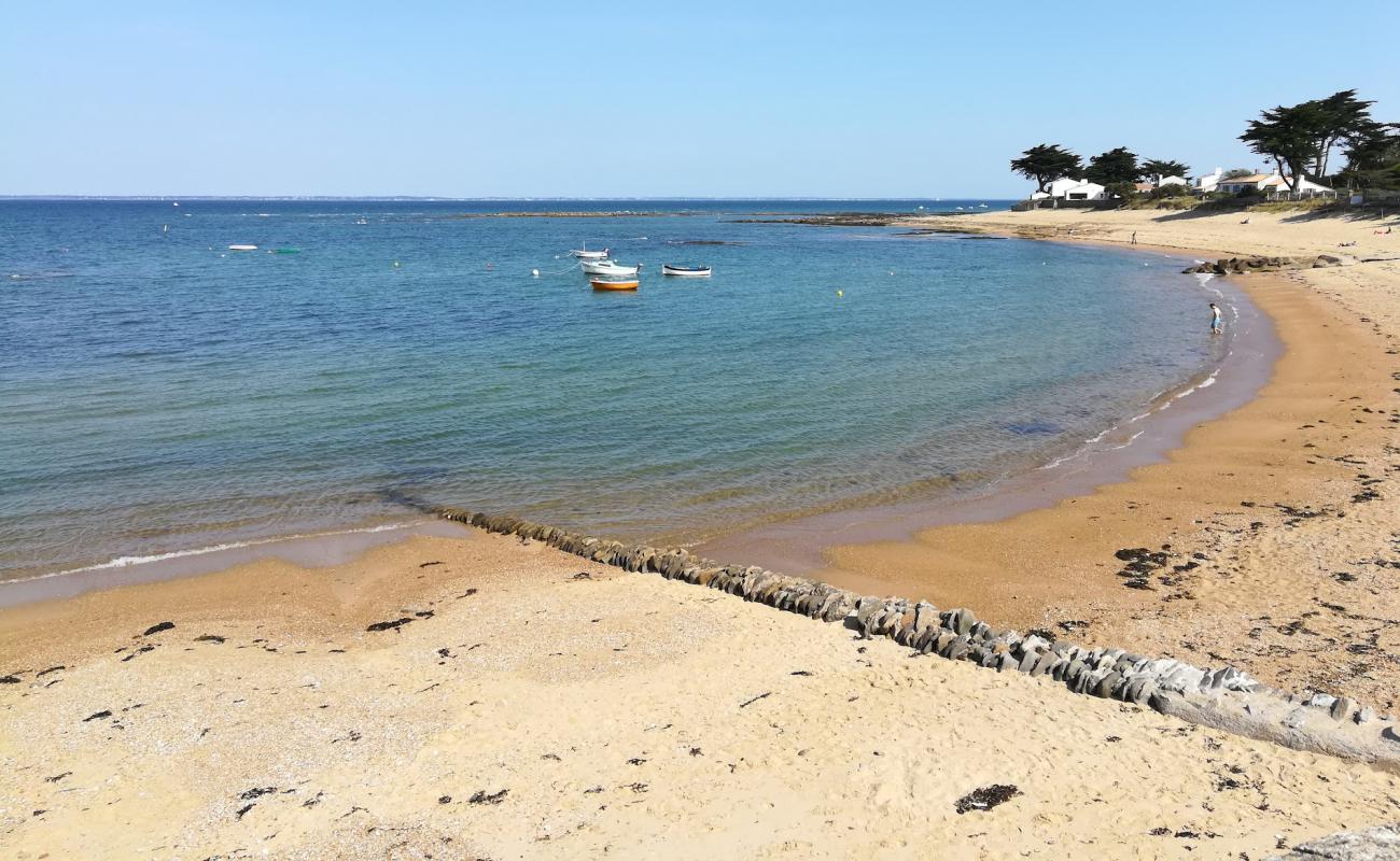 Foto af Madeleine beach med hvidt sand overflade