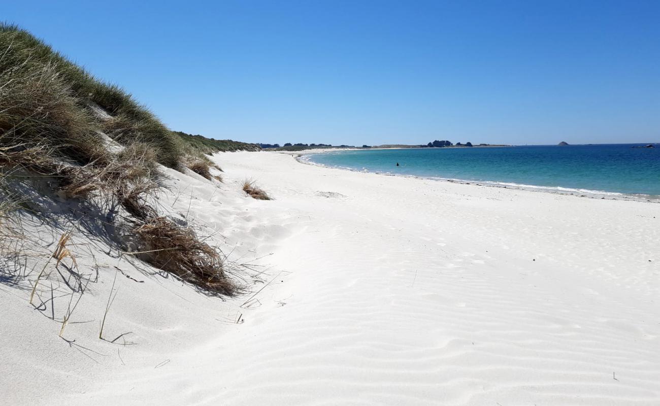 Foto af Plage des Trois Moutons med hvidt sand overflade