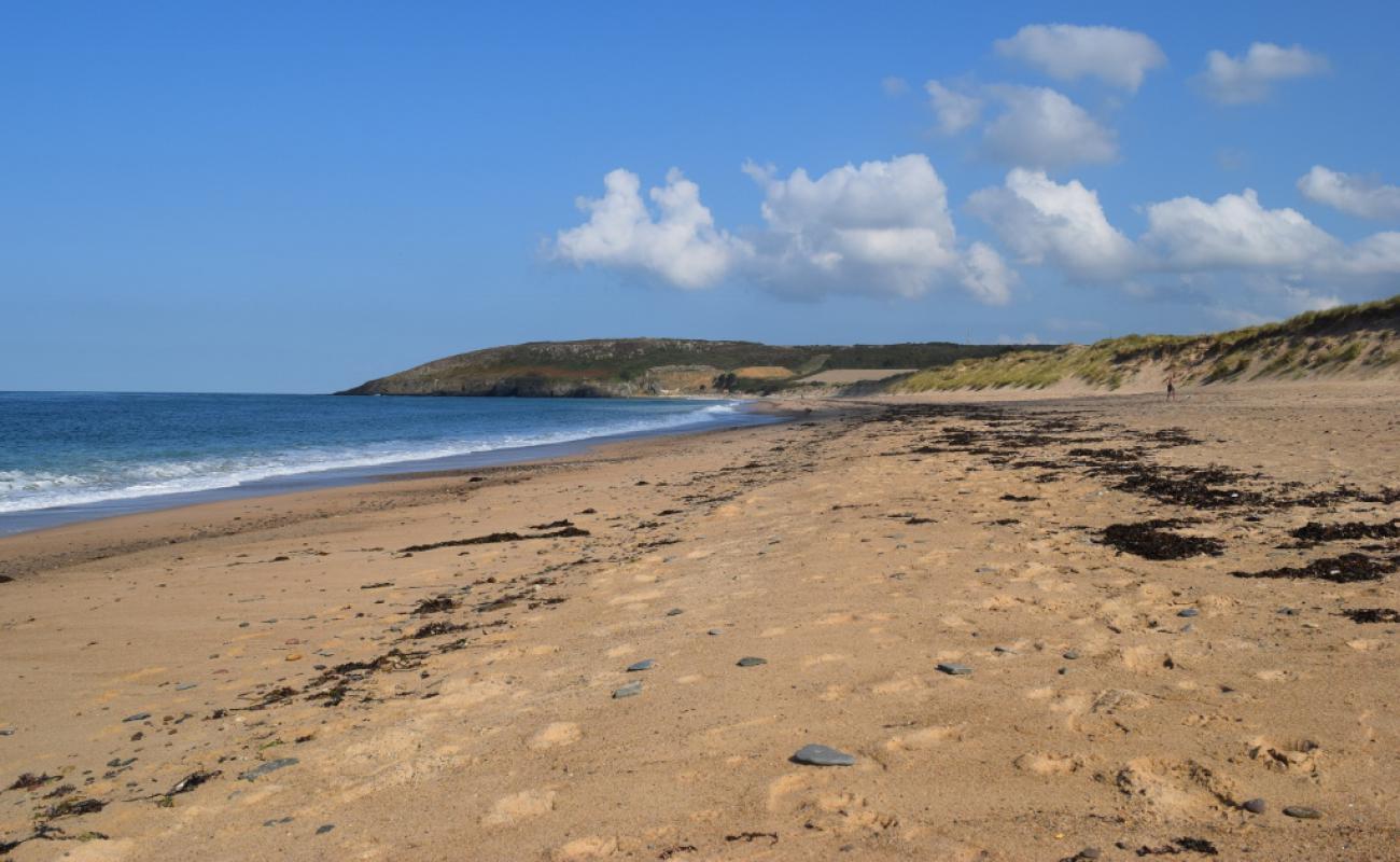 Foto af Plage District des Pieux med lys sand overflade