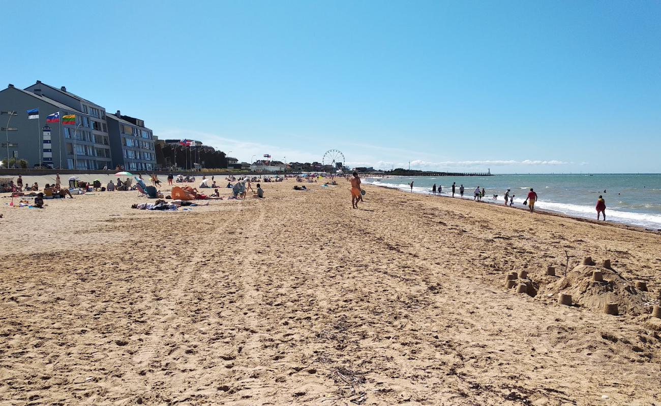 Foto af Stranden i Courseulles sur Mer (Juno Beach) med lys sand overflade