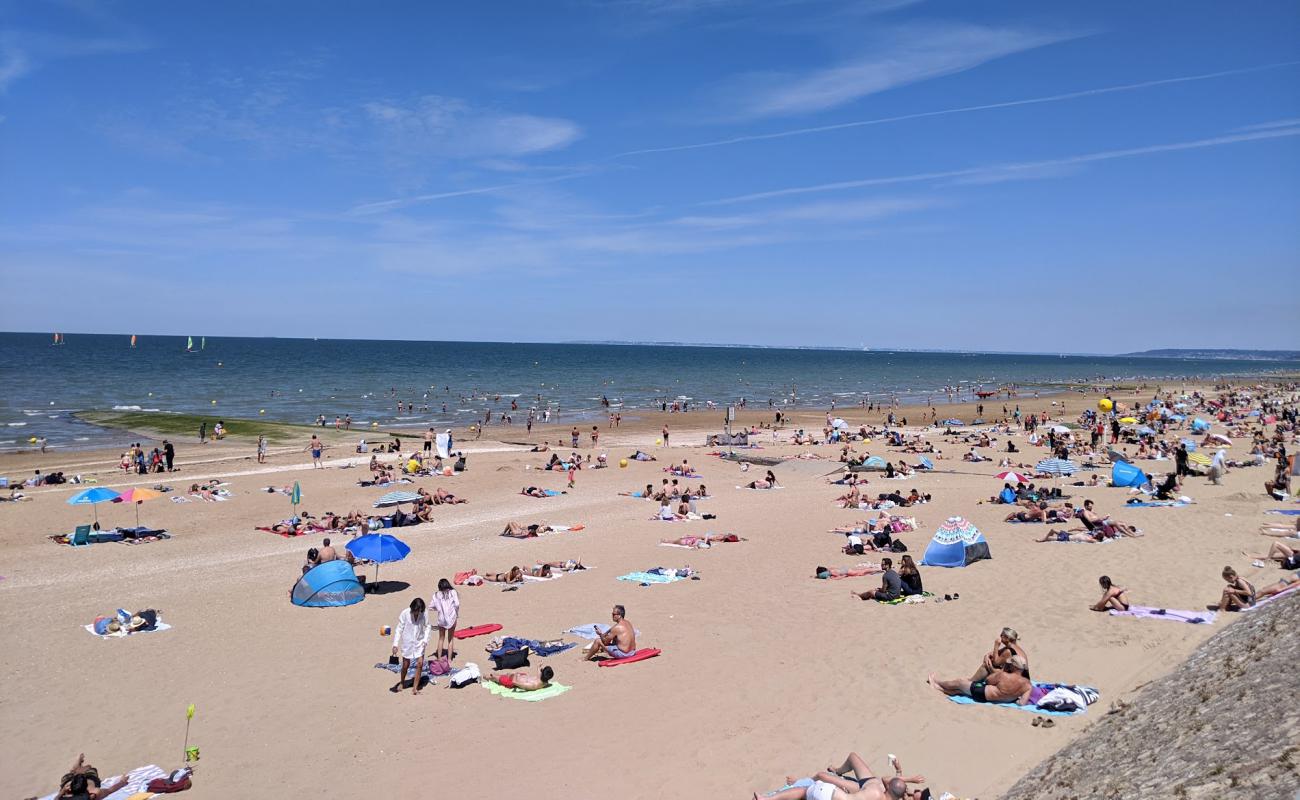 Foto af Cabour Strand med lys sand overflade